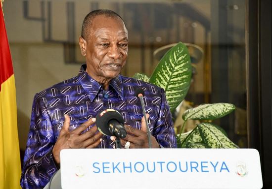 Et si Alpha Condé prenait l’exemple chez son homologue algérien